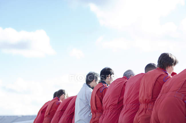 Команда гонщиков смотрит в кулуарах — стоковое фото