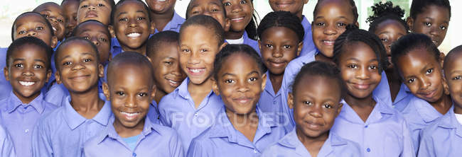 Étudiants afro-américains souriant ensemble à l'extérieur — Photo de stock