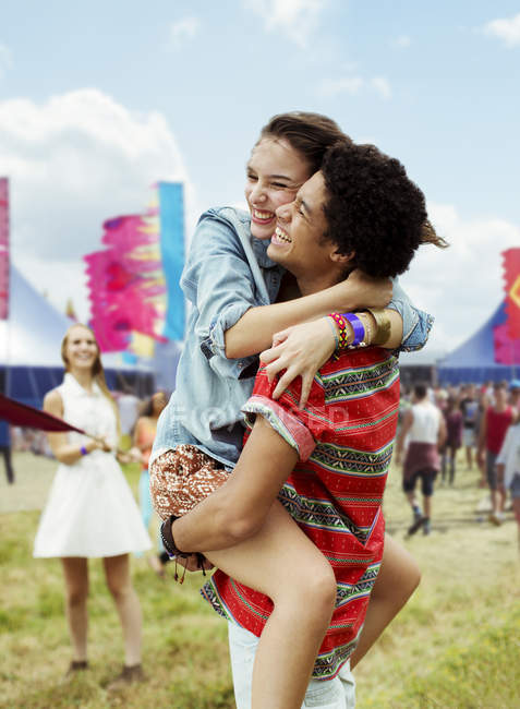 Entusiástico casal abraçando no festival de música — Fotografia de Stock