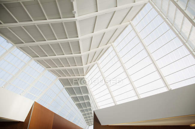 Soffitto e finestre dell'ufficio moderno — Foto stock
