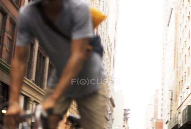 Homem andar de bicicleta na rua da cidade — Fotografia de Stock