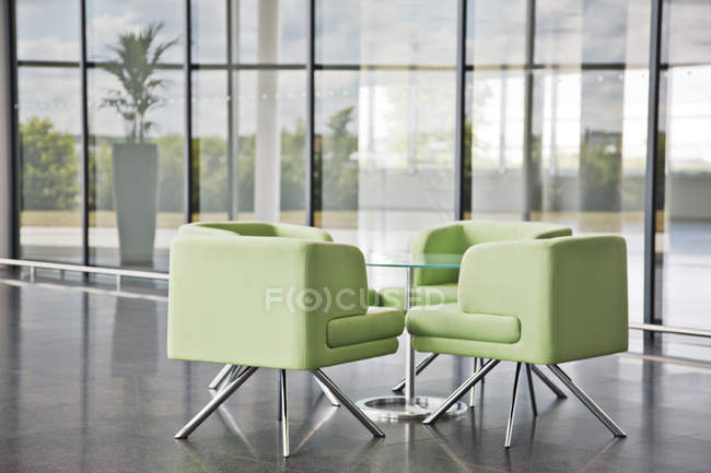 Cadeiras e mesa na área do lobby do escritório — Fotografia de Stock