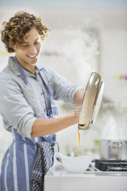 Uomo cucina in cucina — Foto stock