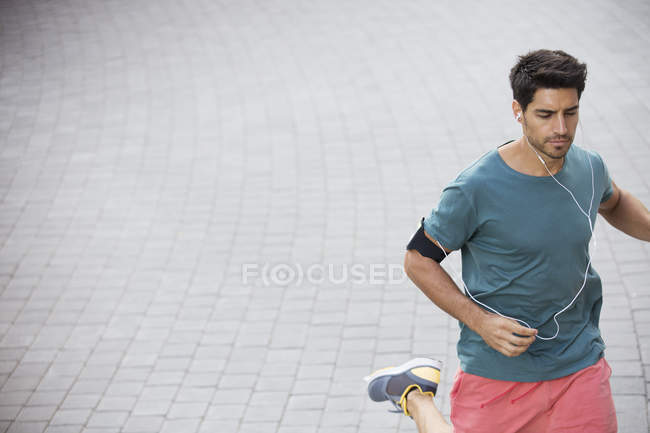 Человек бежит по улицам города — стоковое фото