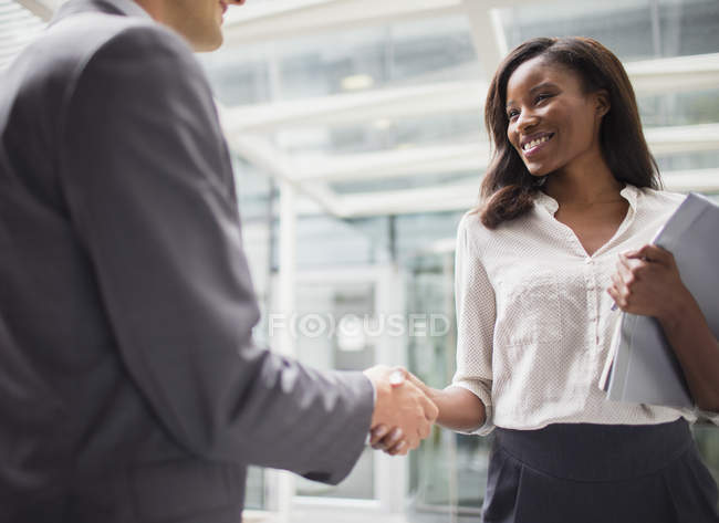 Business people shaking hands outside of office building — Stock Photo