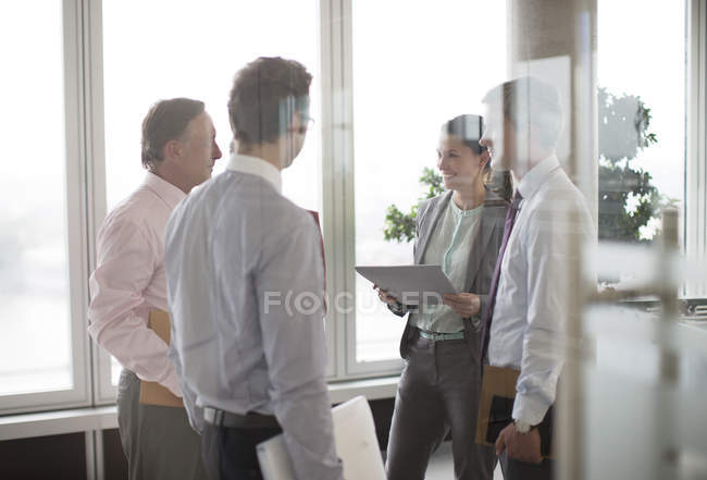 Geschäftsleute unterhalten sich in der Lobby eines modernen Büros — Stockfoto