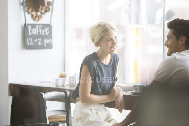 Пара беседующих в кафе — стоковое фото