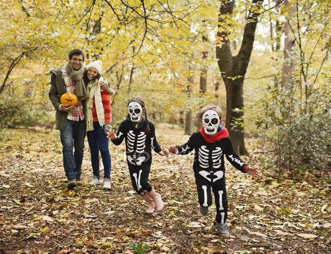 Kinder in Skelettkostümen spielen im Park — Stockfoto