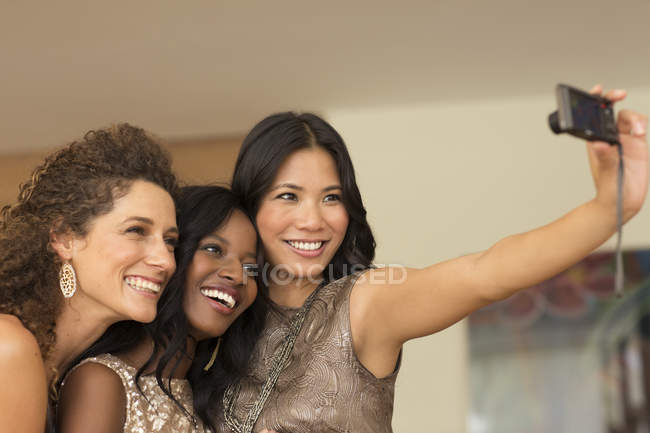 Mulheres tirando fotos juntas dentro de casa — Fotografia de Stock