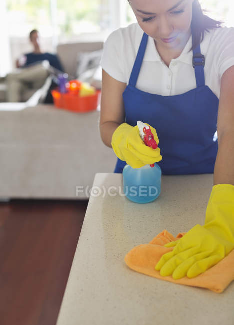 Hábil empregada branca limpeza cozinha balcão — Fotografia de Stock