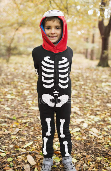 Junge trägt Skelett-Kostüm im Park — Stockfoto