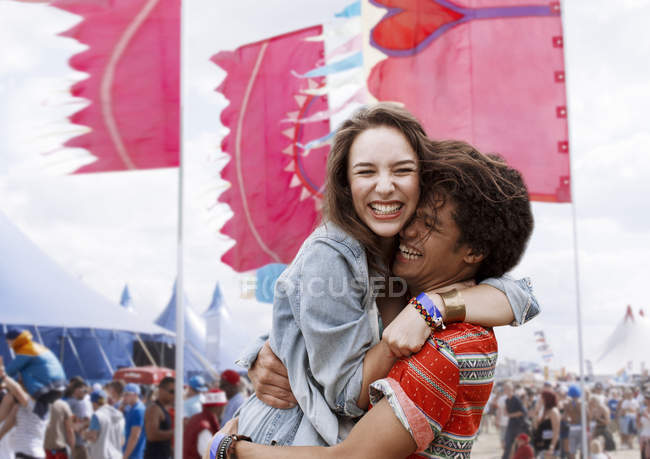 Couple enthousiaste étreignant au festival de musique — Photo de stock