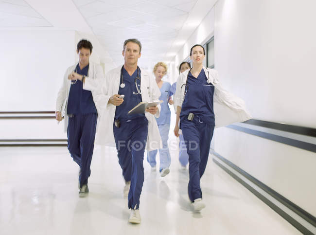 Les médecins se précipitent dans le couloir de l'hôpital — Photo de stock