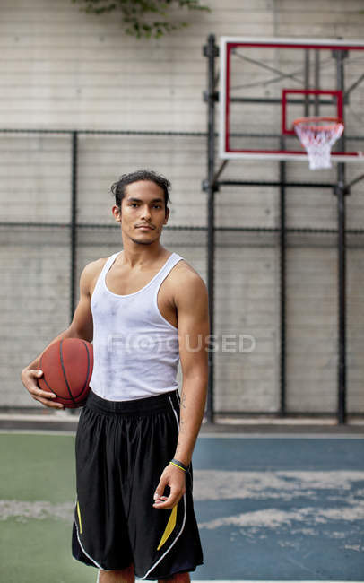Hombre de pie en cancha de baloncesto - foto de stock