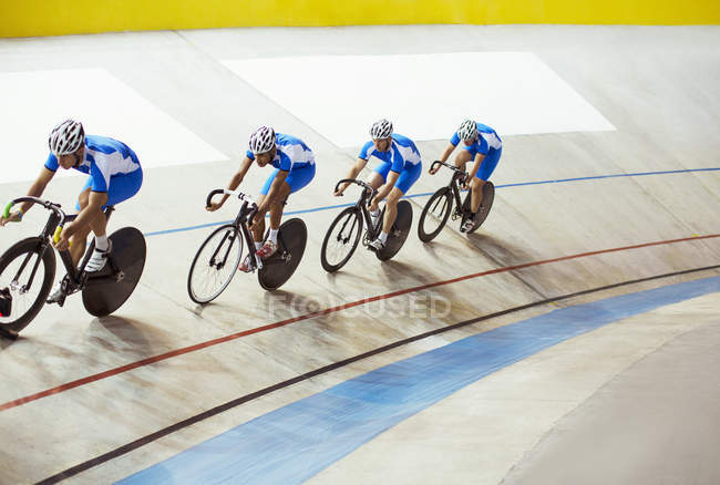 Piste cycliste équipe équitation dans le vélodrome — Photo de stock
