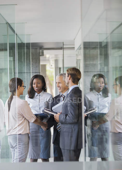 Empresários falando em prédio de escritórios moderno — Fotografia de Stock