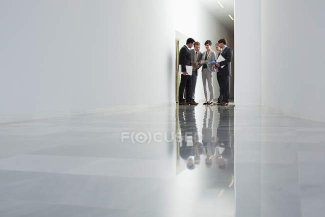 Встреча деловых людей в коридоре — стоковое фото