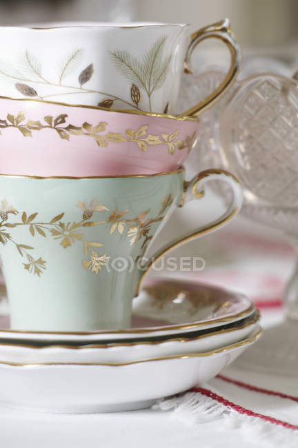 Primer plano de tazas de té adornadas apiladas juntas - foto de stock