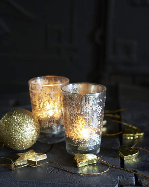 Adorno de Navidad con oropel y velas - foto de stock