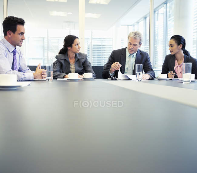 Reunião de empresários na sala de conferências do escritório moderno — Fotografia de Stock