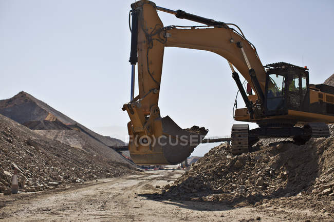 Escavadora que trabalha na pedreira durante o dia — Fotografia de Stock