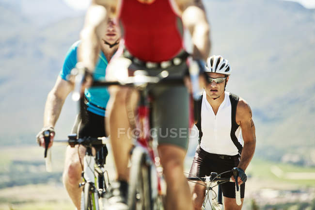 Ciclistas em corrida na paisagem rural — Fotografia de Stock