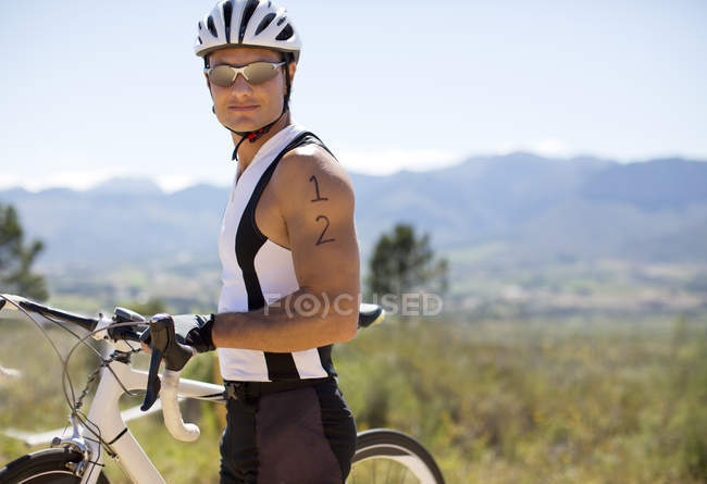 Велосипедист стоїть на сільській дорозі — стокове фото