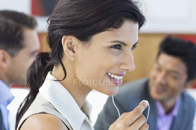 Femme d'affaires parlant sur casque au bureau moderne — Photo de stock