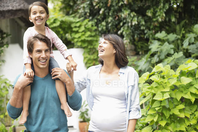 Família caminhando juntos ao ar livre — Fotografia de Stock