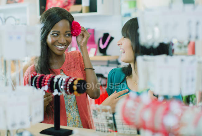 Mulheres fazendo compras juntos na loja — Fotografia de Stock