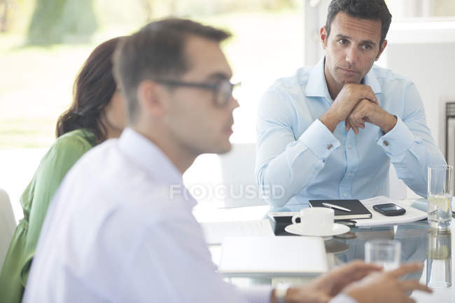Ділові люди говорять на зустрічі в сучасному офісі — стокове фото