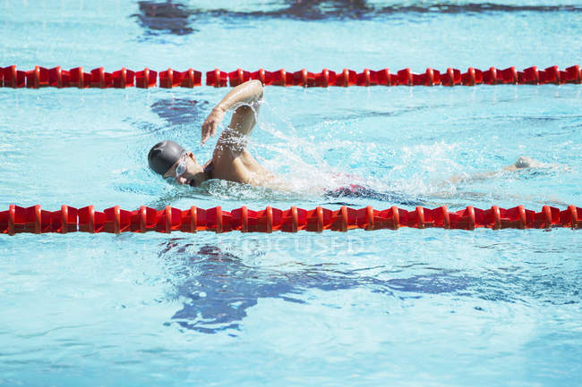 Course de nageurs dans l'eau de piscine — Photo de stock