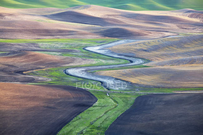 Вид с воздуха на реку, извивающуюся через ландшафт — стоковое фото