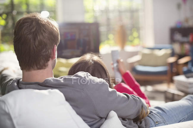 Пара розслабляється на дивані разом — стокове фото