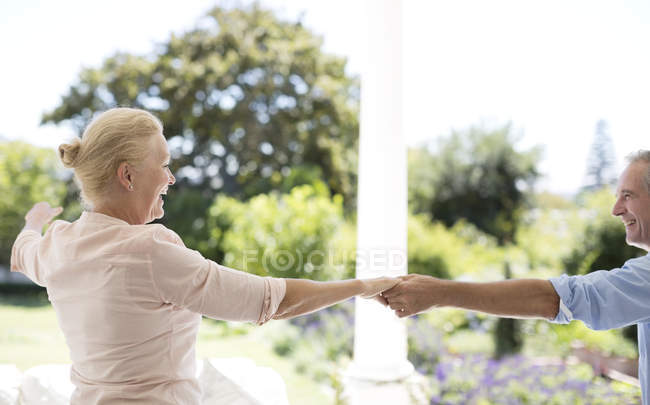 Senior coppia caucasica ballare sul patio — Foto stock