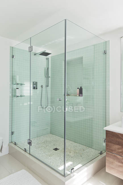 Chuveiro no banheiro moderno dentro de casa de banho — Fotografia de Stock