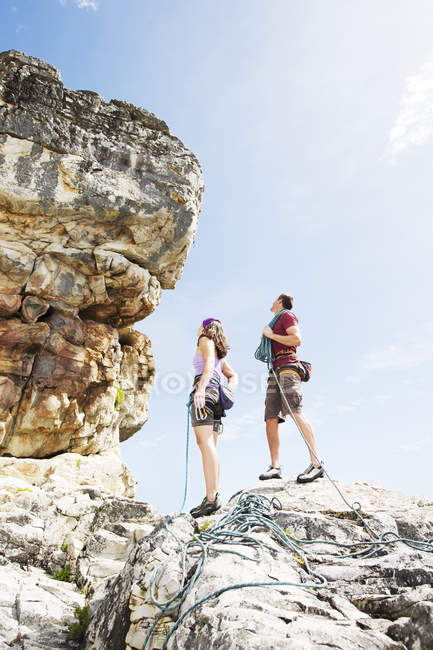 Scalatori esaminando ripida parete rocciosa — Foto stock