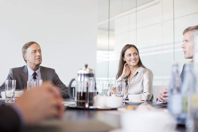 Gli uomini d'affari che parlano in riunione in ufficio moderno — Foto stock
