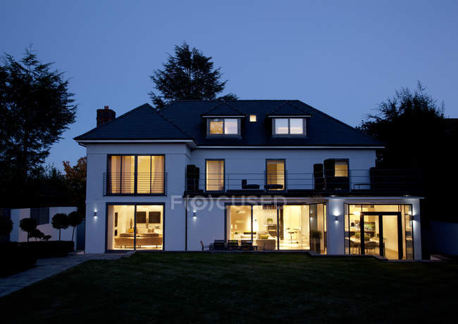 Современный дом освещается ночью — стоковое фото