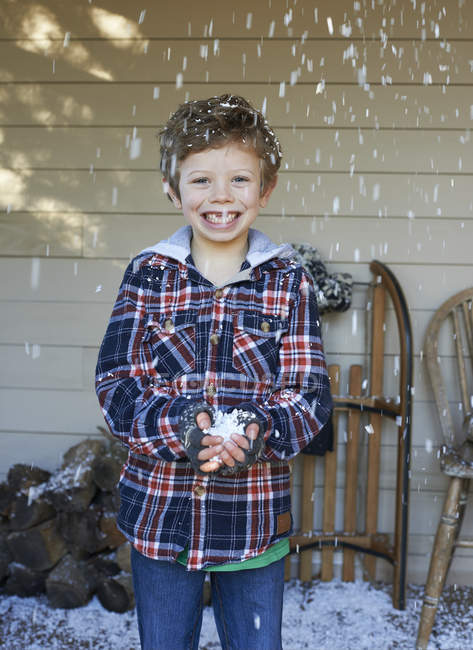 Caucasico felice sorridente ragazzo giocare in neve — Foto stock