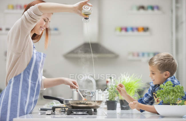 Мати і син готують на кухні — стокове фото