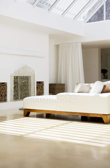 Sofas und Kamin im modernen Wohnzimmer — Stockfoto