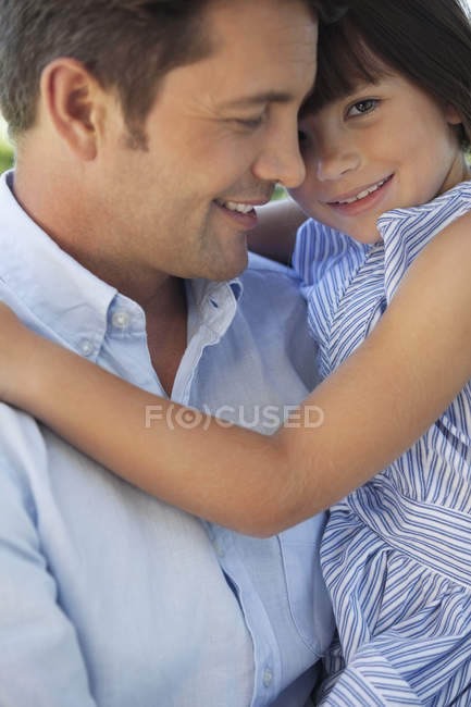 Батько і дочка обіймаються на відкритому повітрі — стокове фото