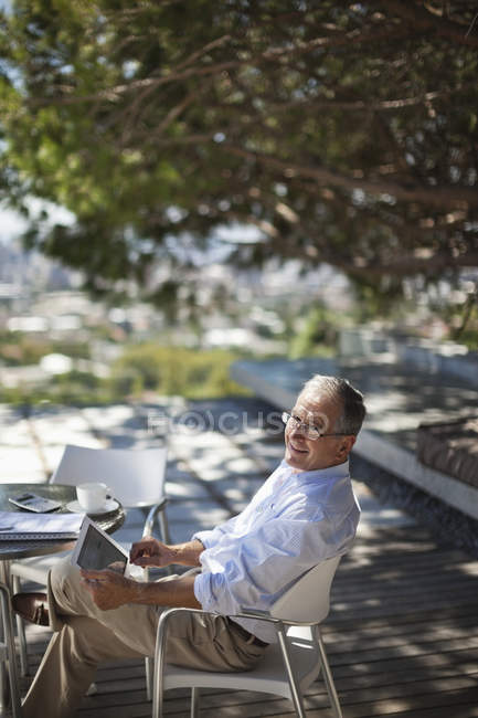 Homem usando computador tablet ao ar livre — Fotografia de Stock