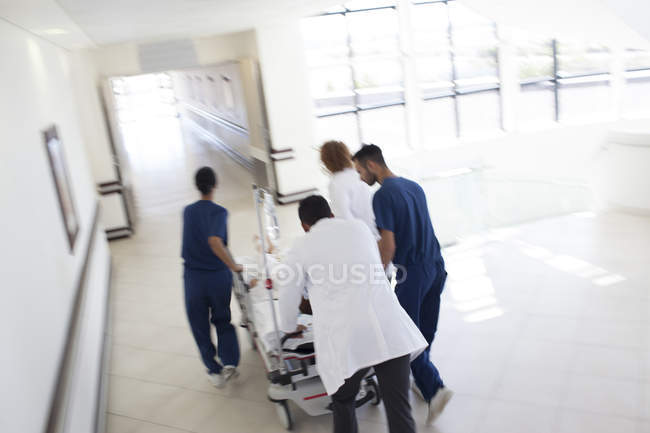 Персонал лікарні кидає пацієнта в операційну кімнату — стокове фото