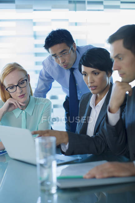 Empresários conversando em reunião no prédio de escritórios — Fotografia de Stock