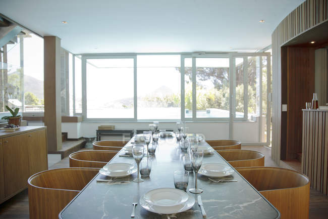 Coloque as configurações na mesa na sala de jantar de luxo — Fotografia de Stock