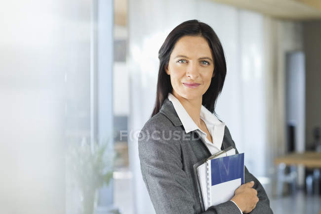 Mujer de negocios sonriendo en la oficina - foto de stock