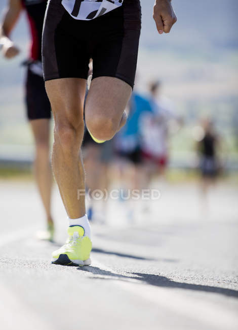 Runner en course sur route rurale — Photo de stock