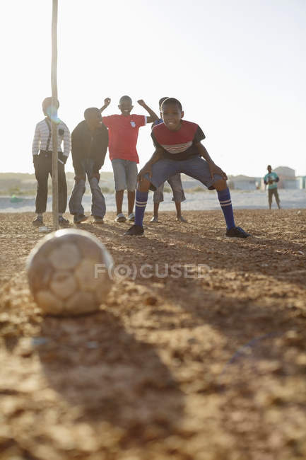 Africani ragazzi giocare a calcio insieme nel campo di sporcizia — Foto stock